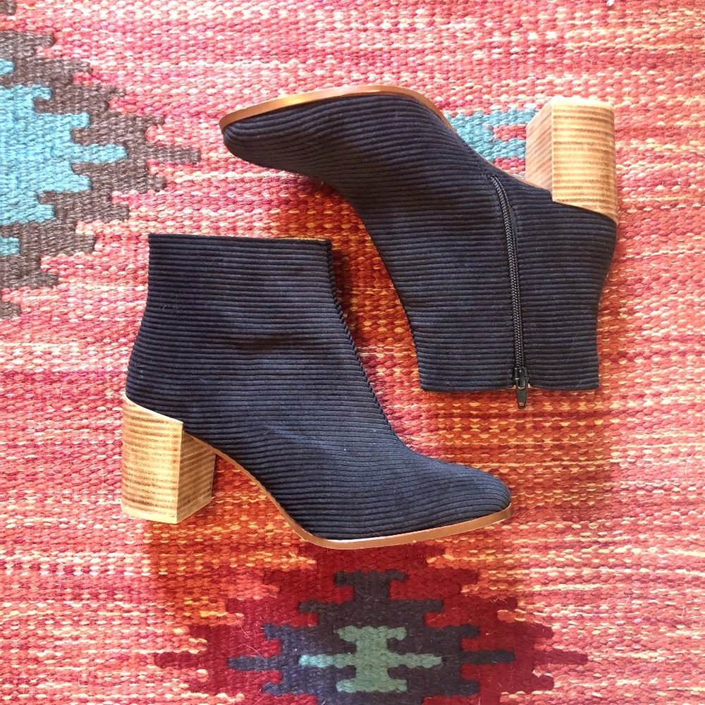 Anthropologie Corduroy Booties sz 9.5-10 (41)